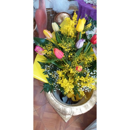 Bouquet di mimose e tulipani