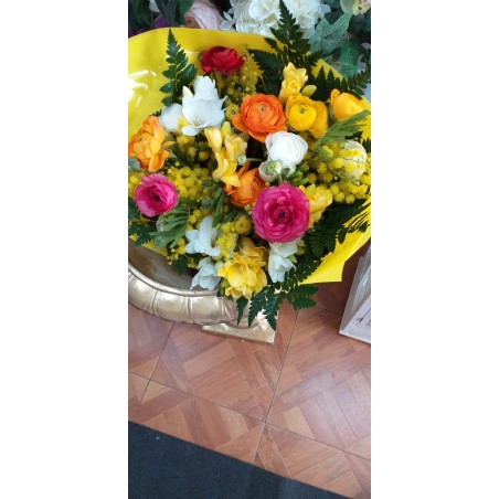 Bouquet con ranuncoli, fresie e mimose